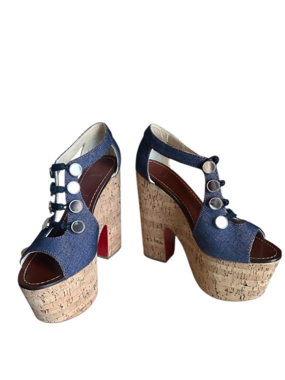 Christian Louboutin
Ordonanette denim heels
RETAIL 995 - Picture 6 of 11